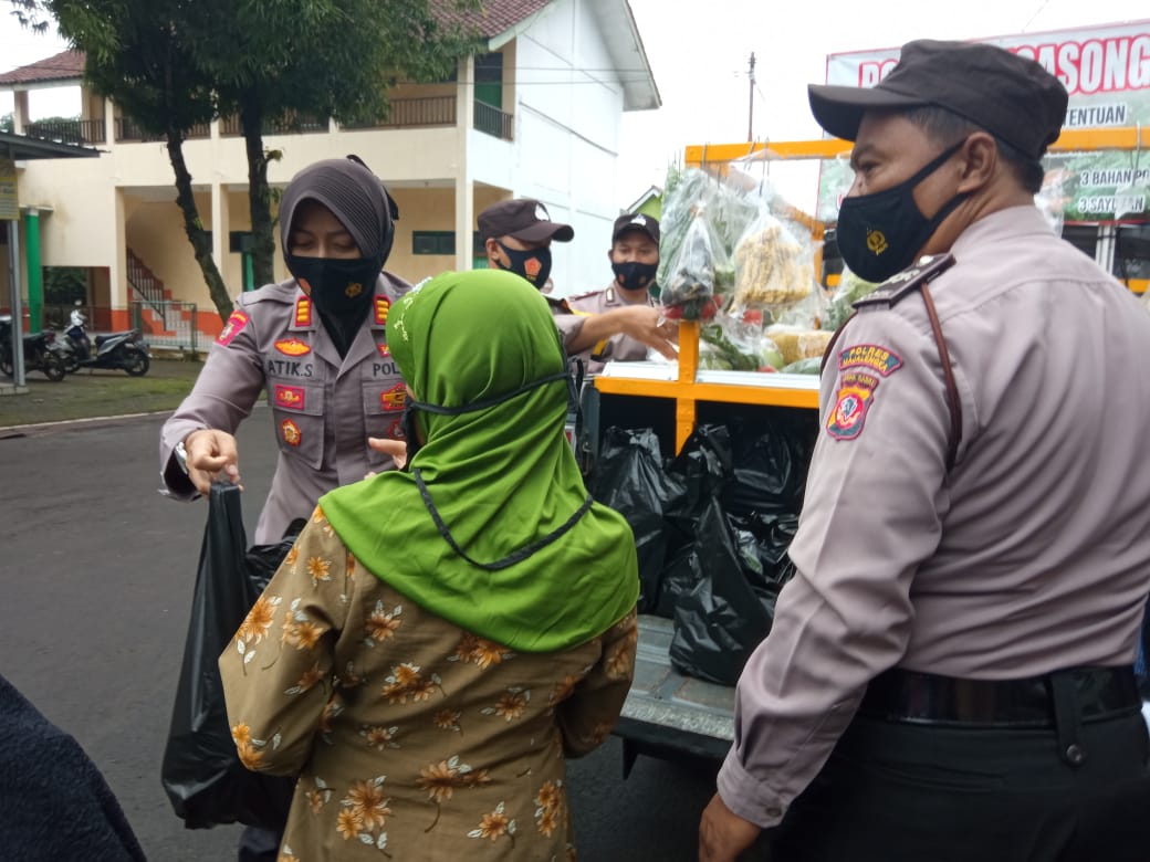 Polres Majalengka Bagikan Sembako Cuma-Cuma Kepada Warga Cigasong