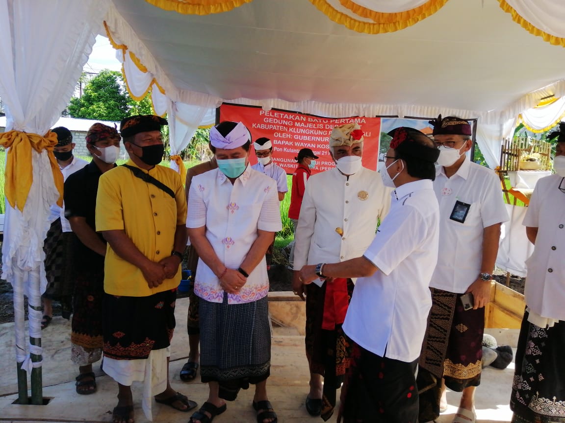 Bandesa  Agung  Pimpin  Doa   Sebelum Batu Pertama Kantor MDA Klungkung  Di Letakan