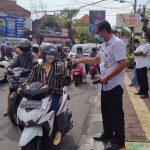 Sosialisasikan Protokol Kesehatan Secara Intensif. Kelurahan Panjer Bagikan 500 masker Gratis Ke Pengguna Jalan