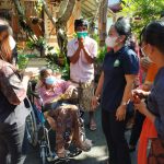 Ketua K3S Antari Jaya Negara Berbagi Kasih. Serahkan Bantuan Kursi Roda