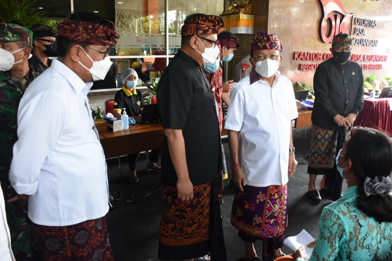 Dukung Pemerintah Maksimalkan Vaksinasi Sektor Pelayanan Publik. Pegawai Industri Jasa Keuangan Lakukan Vaksinasi di Kantor OJK Bali