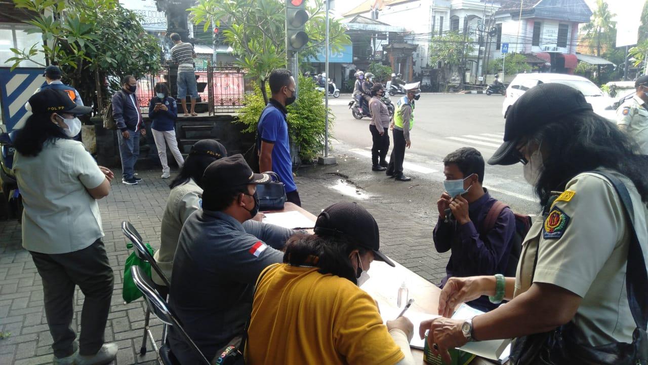 Tim Gabungan Gelar Operasi Yustisi Penegakan Prokes di Kawasan Desa Pemecutan Kelod, 10 Orang di Ganjar Denda, 1 Orang Lainya Dilakukan Pembinaan