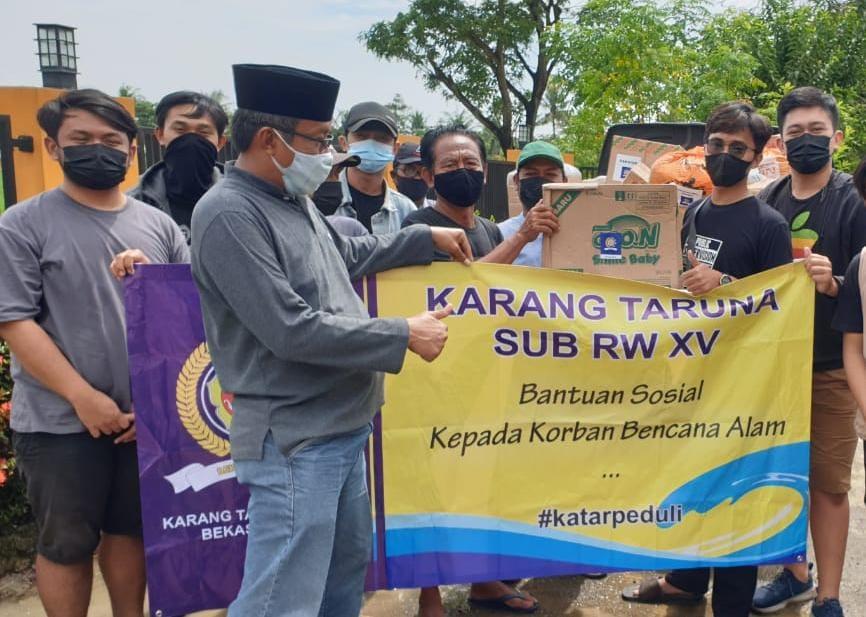 Karang  Taruna  Sub  RW 15  Bekasi Jaya  Bantu  Warga  Korban  Banjir
