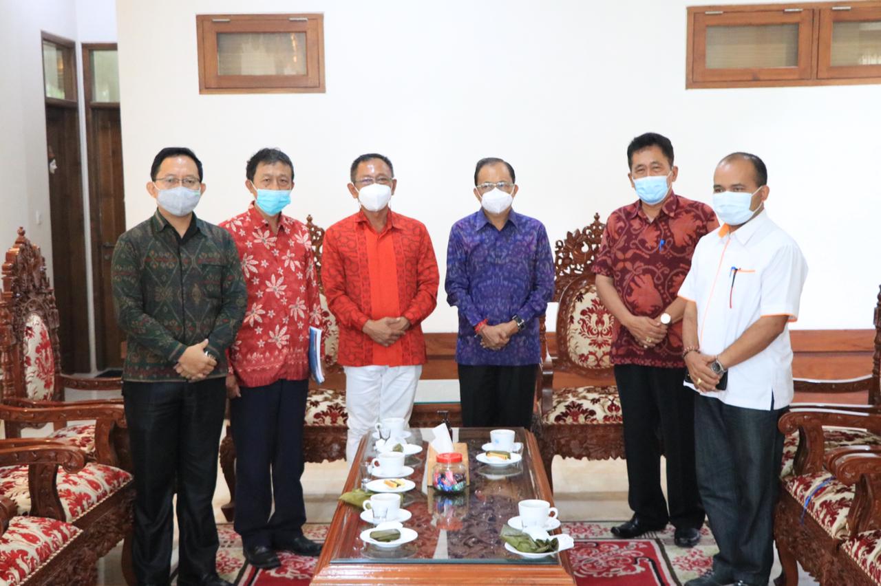 Gubernur Koster Fasilitasi Vaksinasi  Pekerja Migran Asal Bali Sebelum Kembali Bekerja