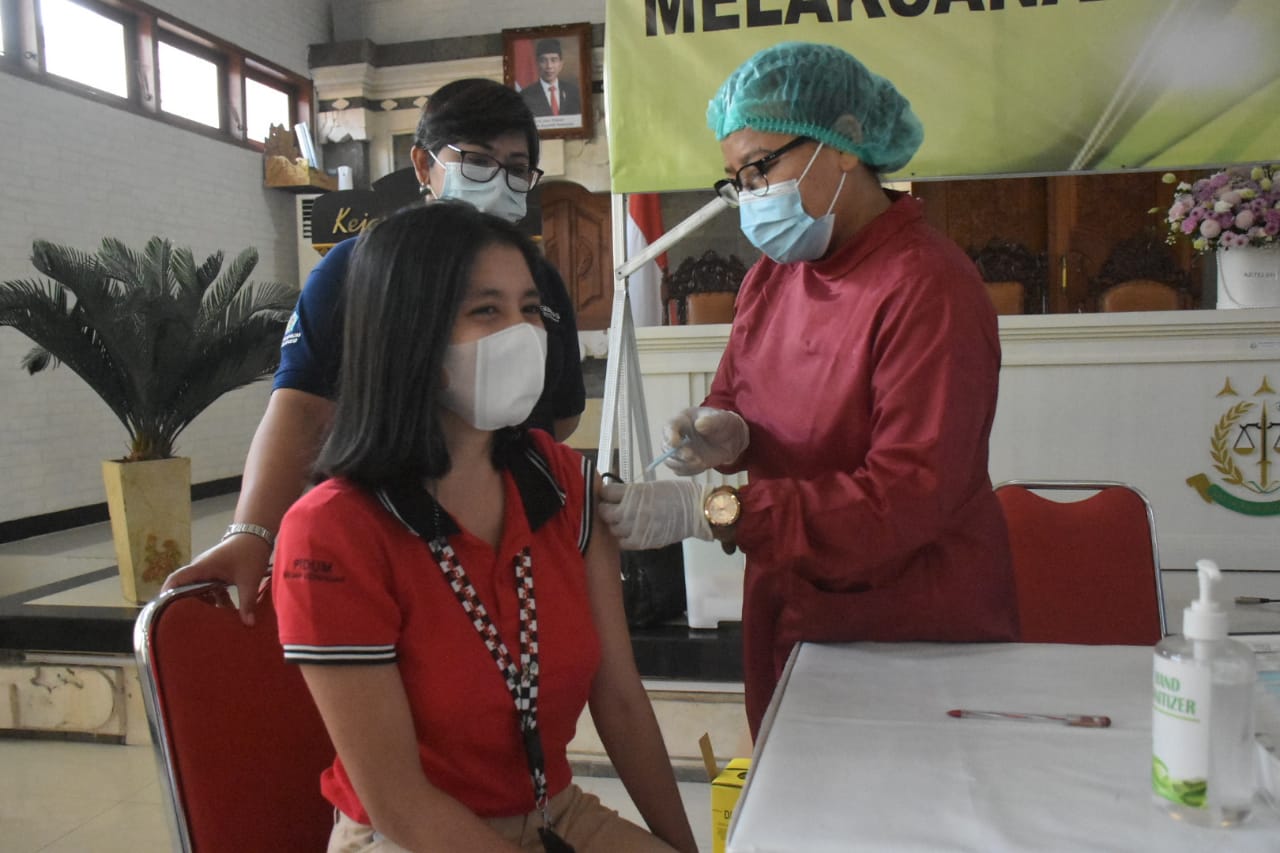 Percepatan penanganan covid-19 ,  Vaksinasi Covid-19 Tahap Pertama  di laksanakan di Kantor Kajari dan Pengadilan Negeri Denpasar
