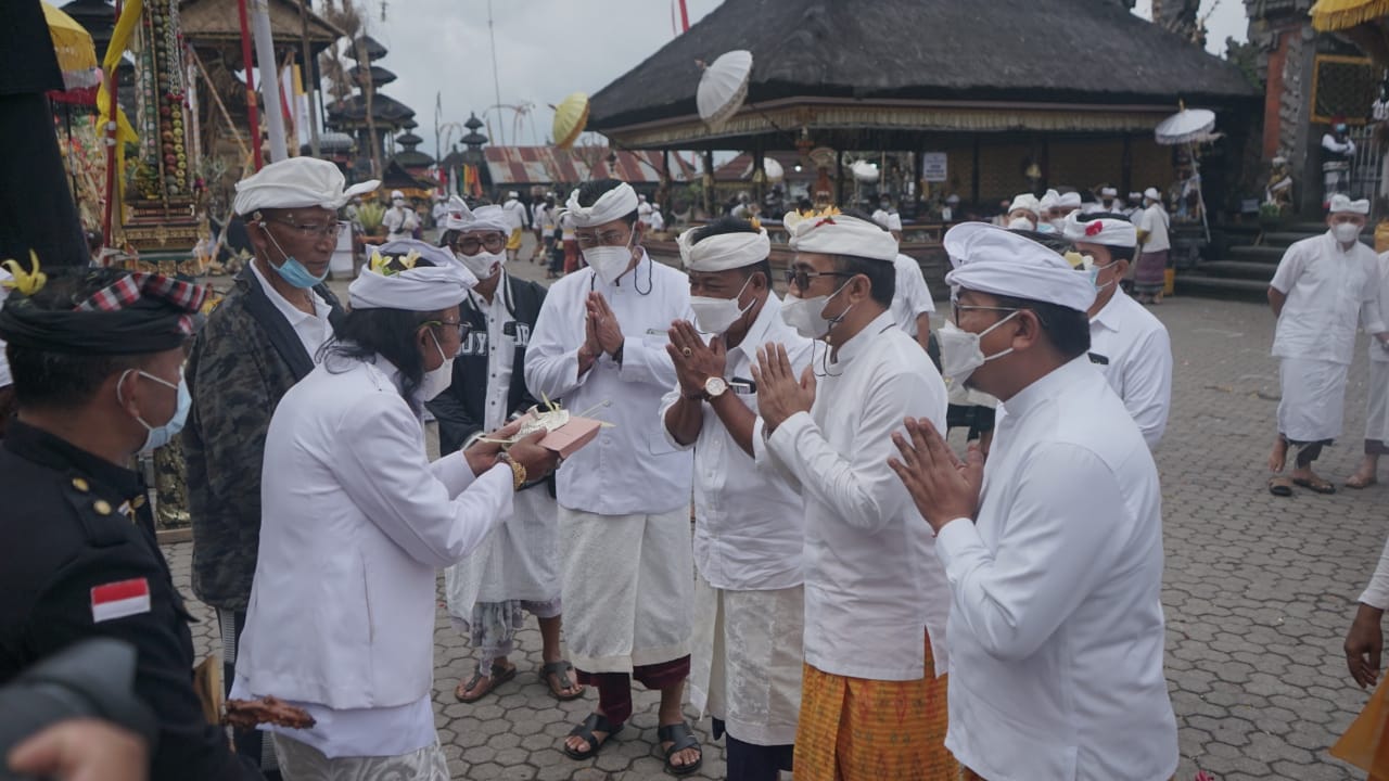Jajaran Pemkot Denpasar Ngaturang Bhakti Penganyar Karya Pujawali Ngusaba Kedasa di Pura Ulun Danu Batur