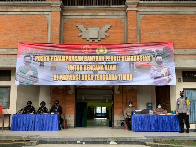 Polda Bali  Distribusikan  Bantuan  Empat Polda  ke Korban Banjir Bandang  NTT