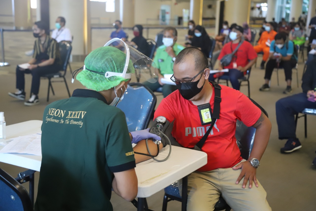 Tekan Penyebaran Covid-19, Petugas Bandar Udara Internasional I Gusti Ngurah Rai – Bali Jalani Vaksinasi Tahap 2