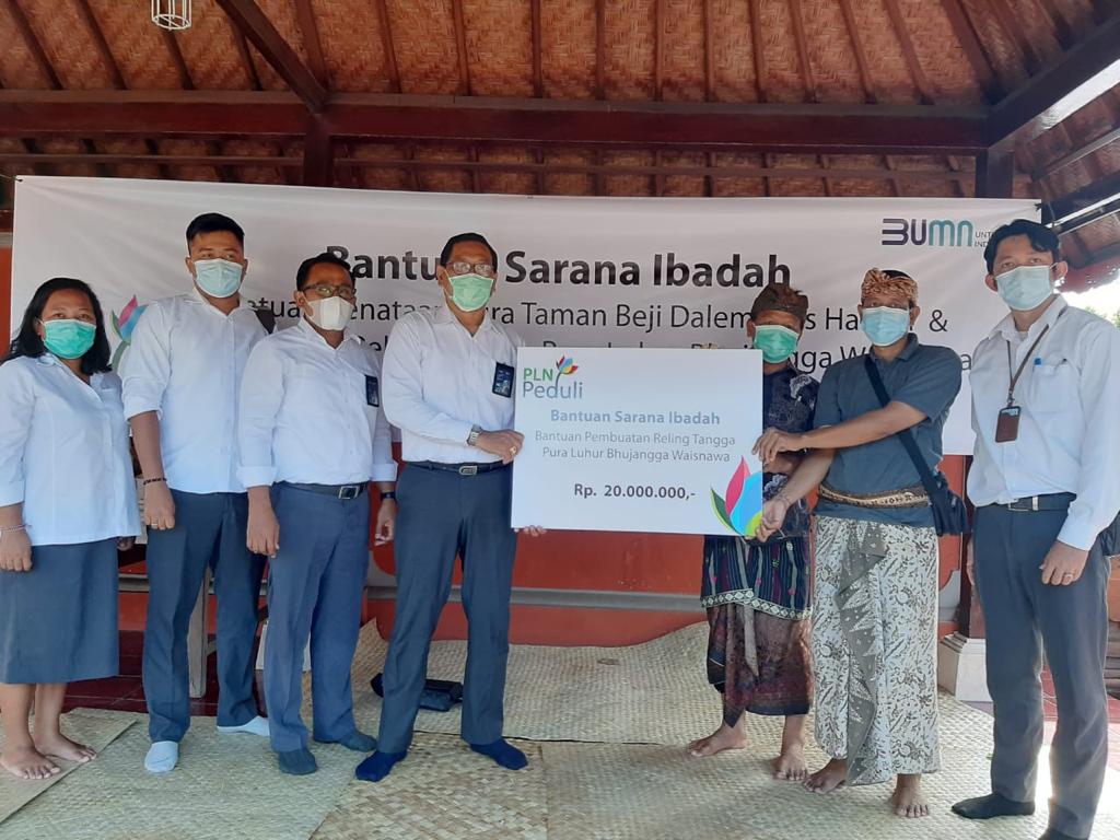 Peduli Rumah Ibadah, PLN Serahkan Bantuan CSR Pura