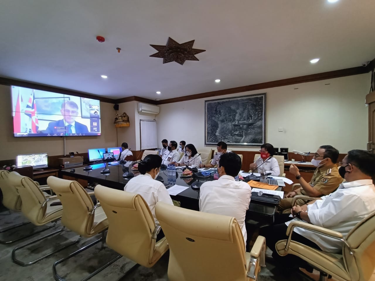 Walikota Jaya Negara Virtual Meeting Dengan Dubes Inggris. Jajaki Kerjasama dan Bahas Berbagai Isu Strategis Hingga Ekonomi Kreatif