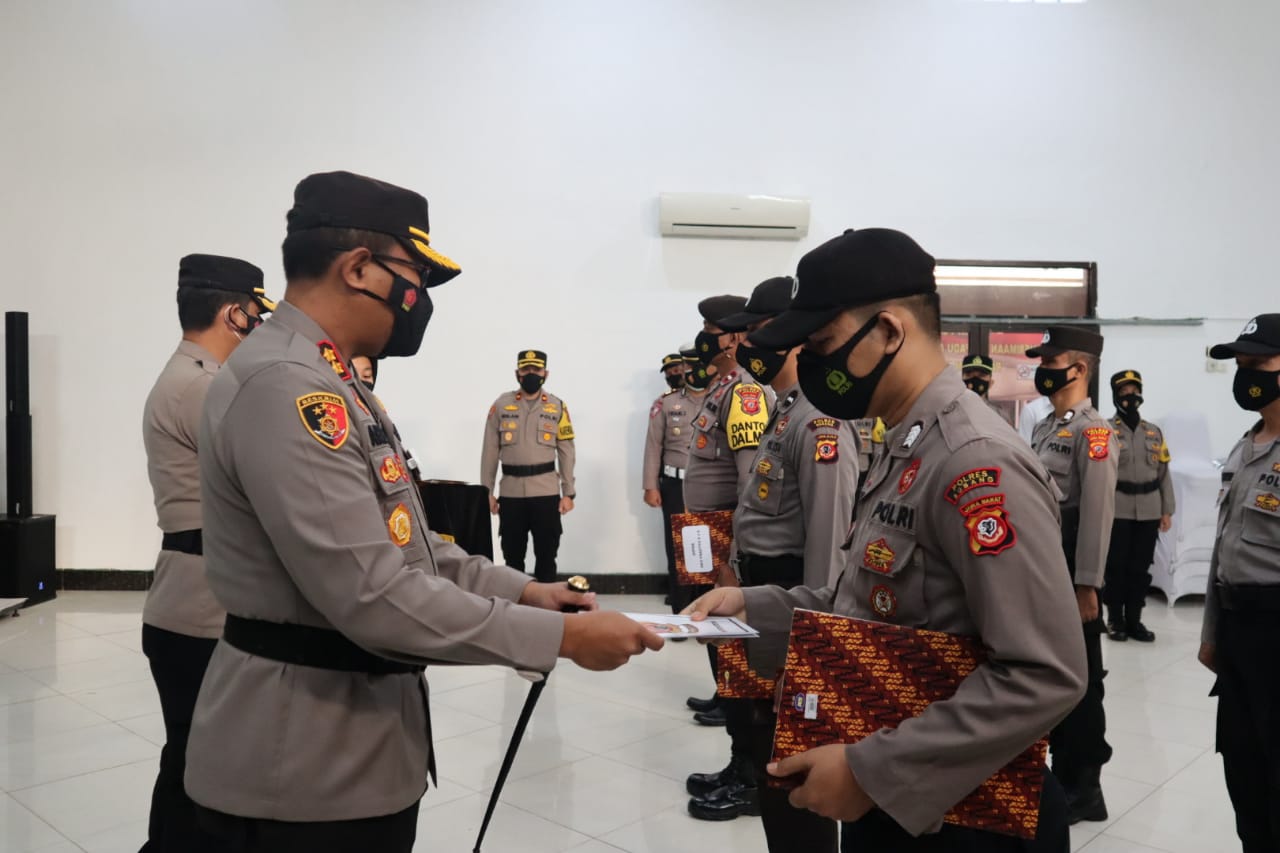 Kapolres Subang Berikan Penghargaan Kepada 7 Personel Berprestasi