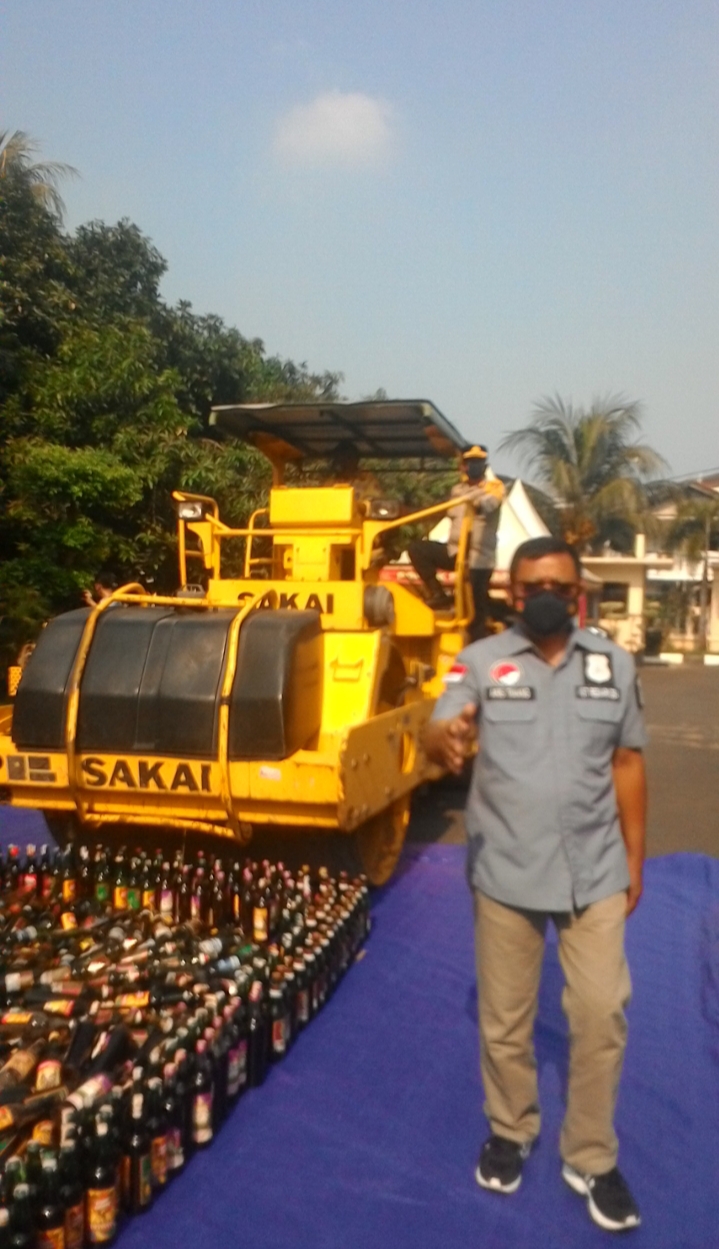 Polres Metro Jakarta Timur Bersama Forkopimda Musnahkan Ribuan Botol Miras