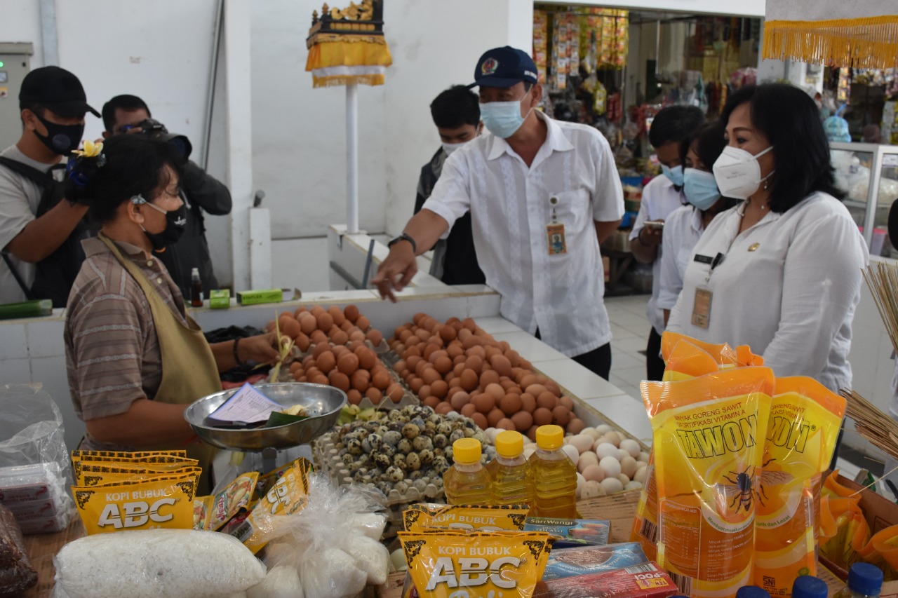 Pastikan Kestabilan Harga Kebutuhan Pokok.Disperindag Kota Denpasar Gelar Pemantauan di Pasar Phula Kerti