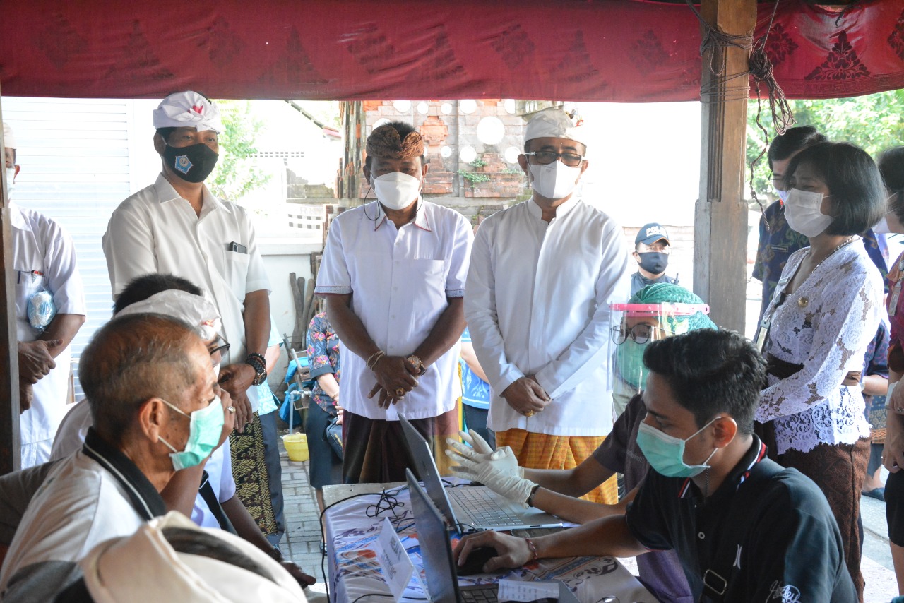 Percepat Cakupan, Walikota Jaya Negara dan Ketua DPRD Ngurah Gede Pantau Vaksinasi Di Kesiman