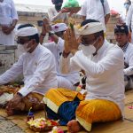 Walikota Jaya Negara ‘Ngaturang Bhakti Pujawali’ di Pura Luhur Uluwatu