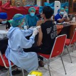 Seniman Denpasar Duta PKB Ikuti Vaksinasi Covid-19