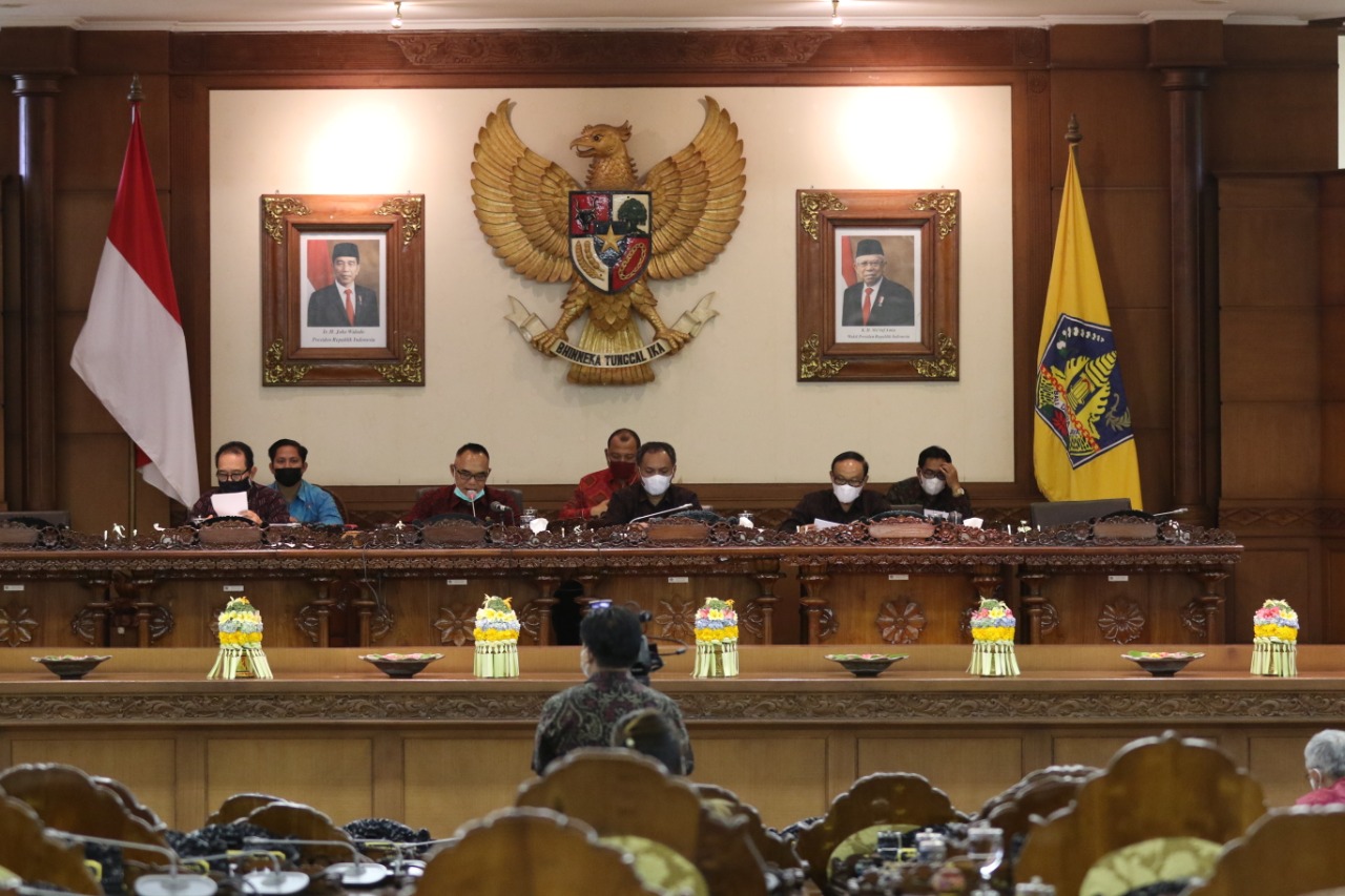 Rapat Paripurna kedelapan DPRD Bali, Bahas Raperda Inisiatif  Gubenur  Bali  Tentang  BUPDA