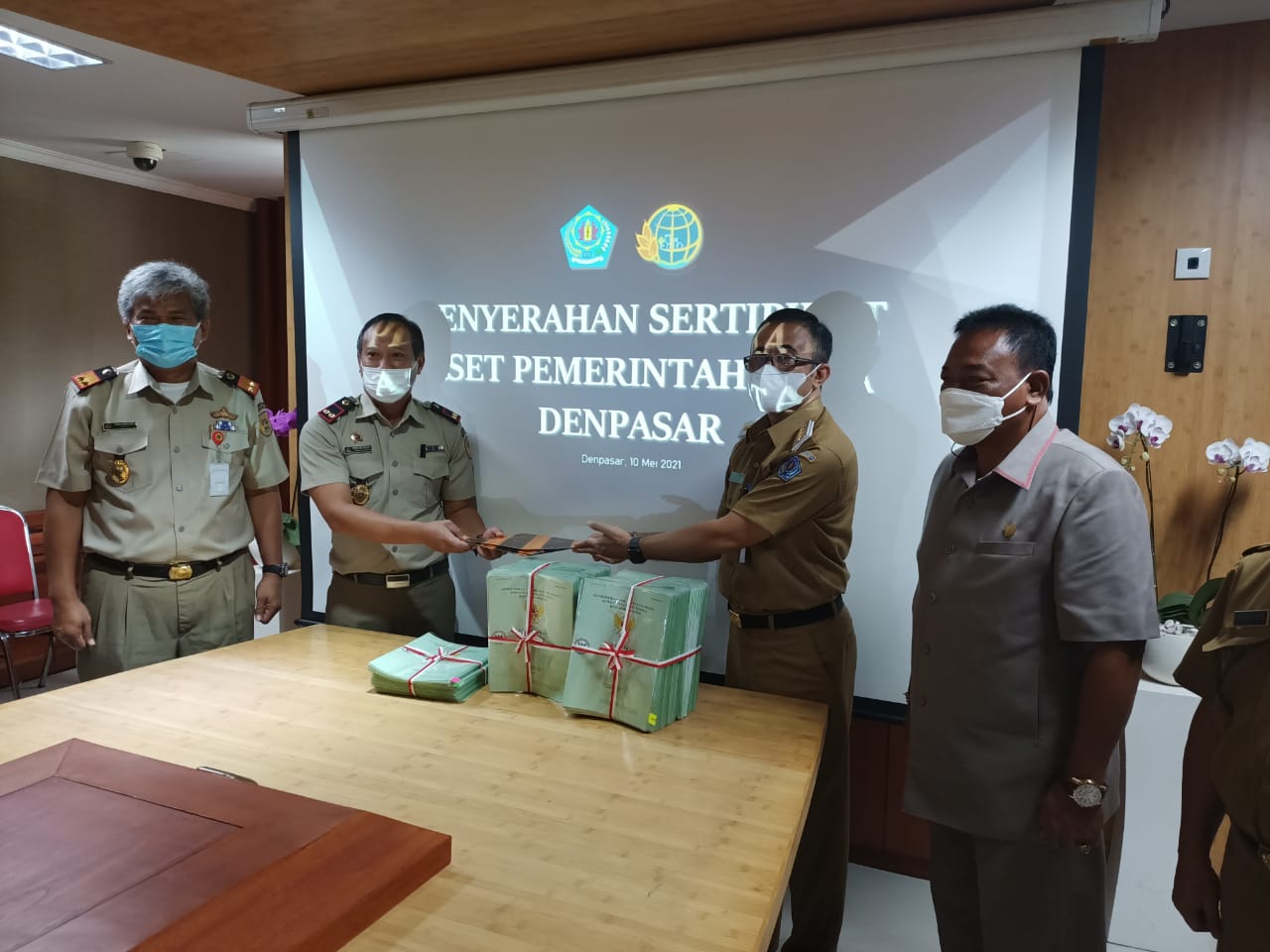 Walikota Jaya Negara Terima 400 Sertifikat Tanah Asset Pemkot Denpasar dari BPN