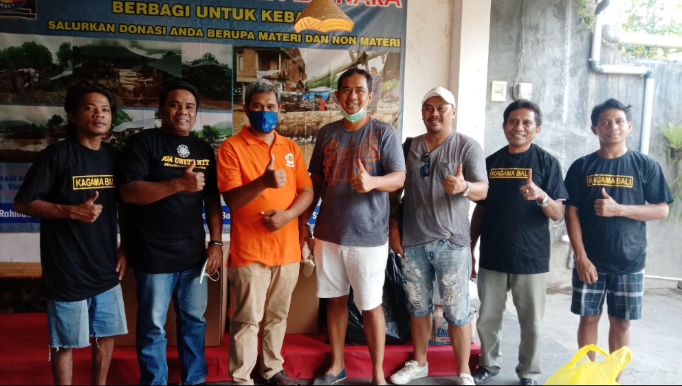 Kagama Serahkan Bantuan untuk Korban Bencana Alam di Adonara, Flores Timur