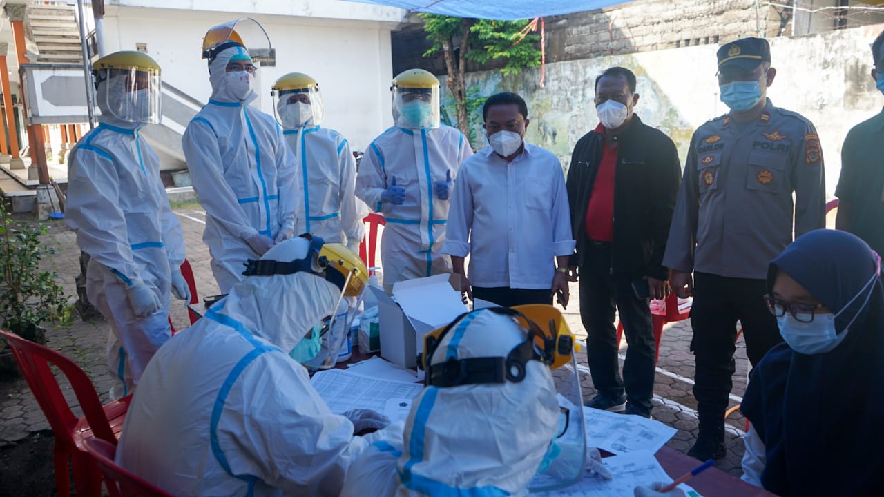 Cegah Potensi Penularan Covid-19, Pj. Sekda Made Toya Tinjau Pelaksanaan Rapid Test Antigen Santri di Dusun Wanasari