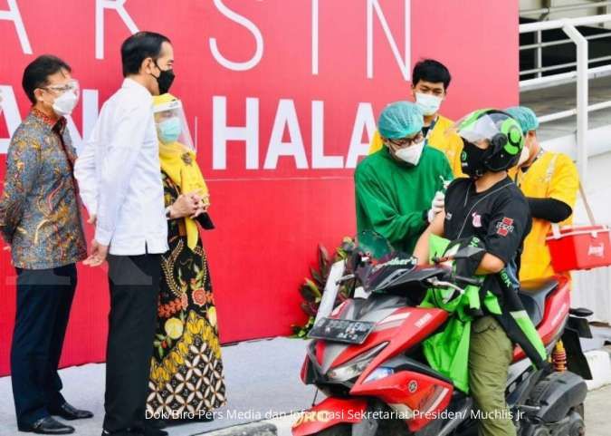Presiden Jokowi, Tinjau  pelaksanaan vaksinasi  Massal Covid -19 di RSUI  Depok