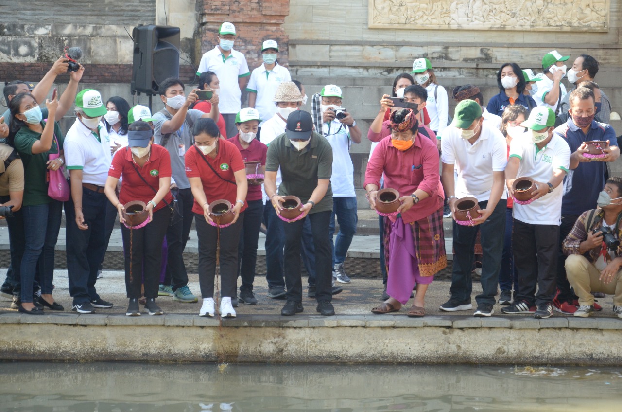 Peringati Hari Lingkungan Hidup Sedunia Wali Kota Jaya Negara Tuangkan Eco Enzym di Tukad Badung
