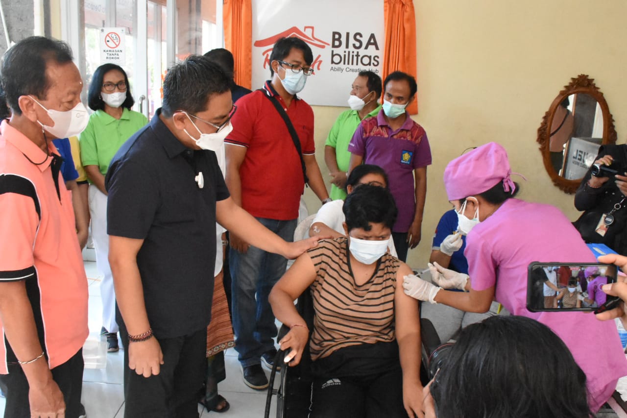 Percepat Penaganan Covid-19, Pemkot Denpasar Berikan Vaksinasi Kepada Penyandang Disabilitas dan Skizofrenia