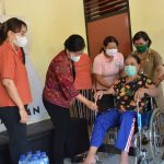 Ketua K3S, Ny. Sagung Antari Jaya Negara Serahkan Bantuan Alkes Untuk Disabilitas dan Lansia.