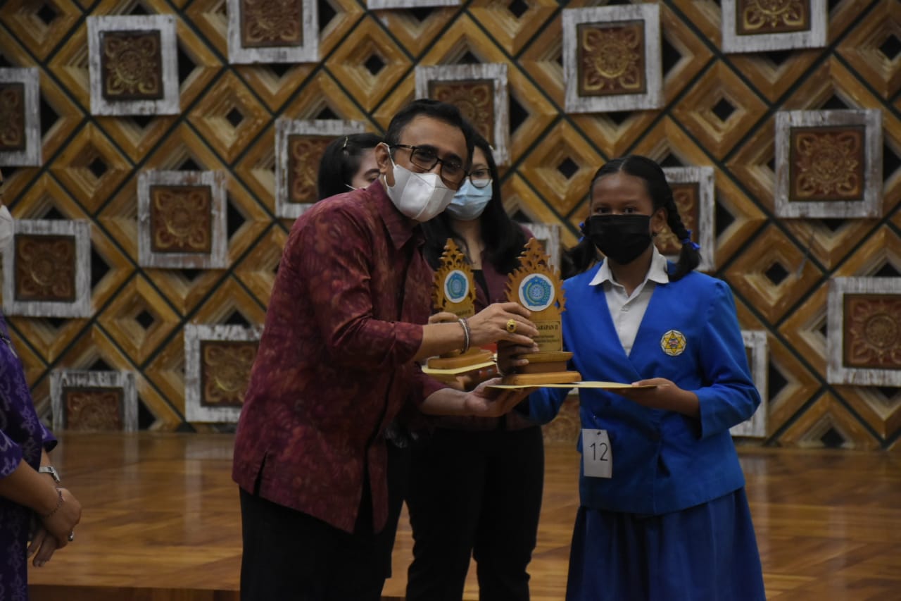 Peringatan Hari Bulan Bung Karno, Jaya Negara Serahkan Penghargaan Pemenang Lomba Kartun dan Baca Puisi