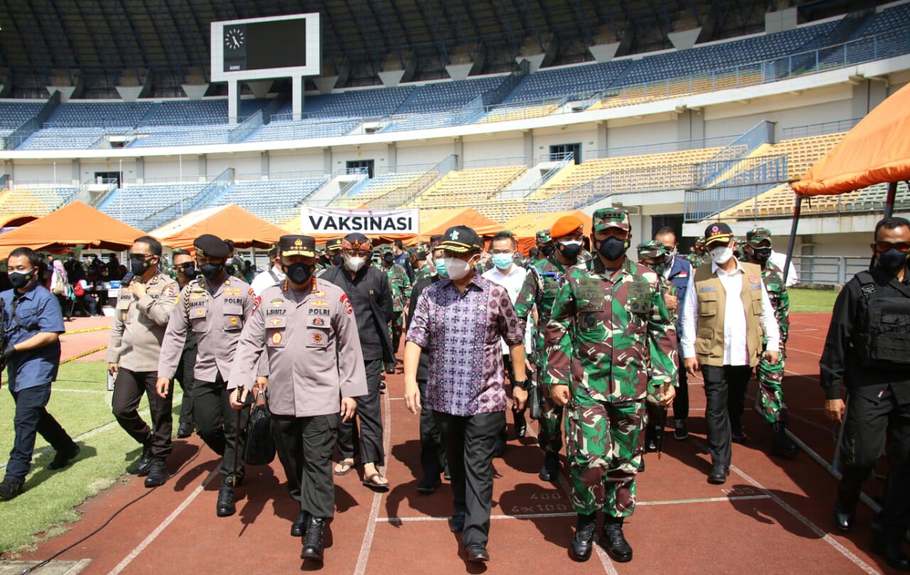 Tinjau Vaksinasi di Bandung, Panglima dan Kapolri Berharap Program Vaksinasi Presiden 1 Juta 1 Hari Tercapai