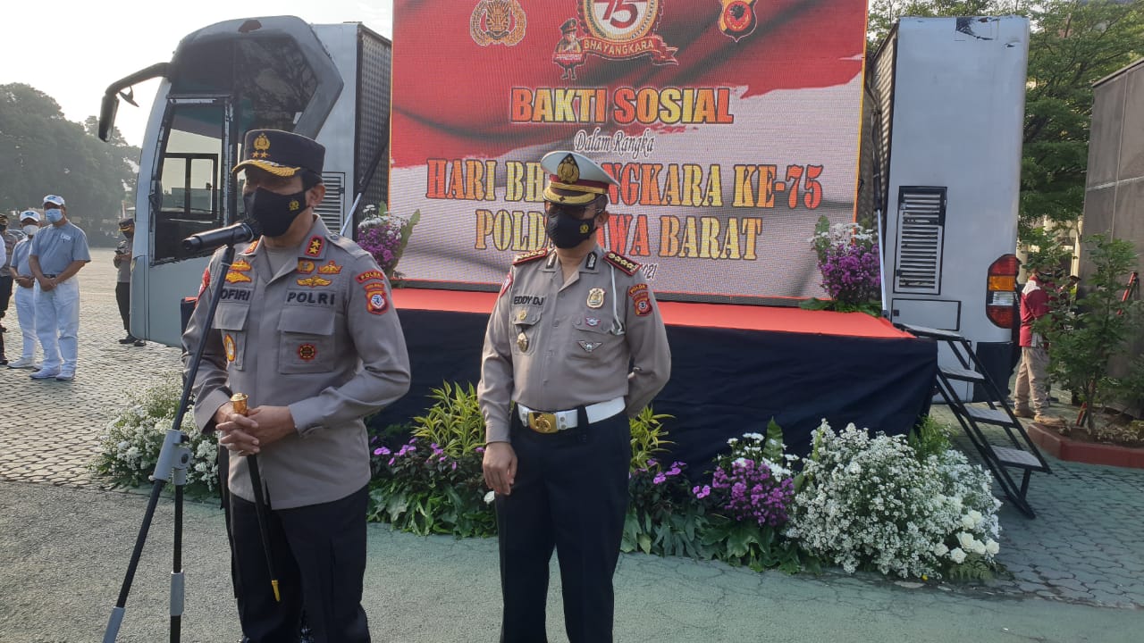 Sambut HUT Bhayangkara Ke 75, Polda Jabar Gelar Bakti Sosial Bagikan Sembako dan APD