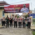 Kapolsek Metro Kalideres tinjau vaksinasi  ratusan orang di Gerai Vaksin Rw 20 Kel Pegadungan Kalideres Jakarta Barat