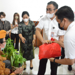 Peringati Bulan Bung Karno, Walikota Jaya Negara Serahkan Bantuan Pangan dan Sembako Kepada Veteran.