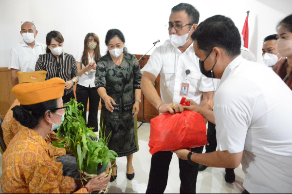 Peringati Bulan Bung Karno, Walikota Jaya Negara Serahkan Bantuan Pangan dan Sembako Kepada Veteran.