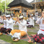 Walikota Jaya Negara Dan Wawali Arya Wibawa Ikuti Persembahyangan Pujawali Bersama Di Pura Luhur Candi Narmada Tanah Kilap