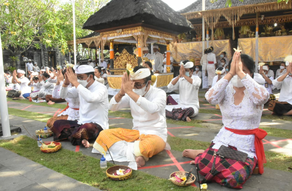 Walikota Jaya Negara Dan Wawali Arya Wibawa Ikuti Persembahyangan Pujawali Bersama Di Pura Luhur Candi Narmada Tanah Kilap