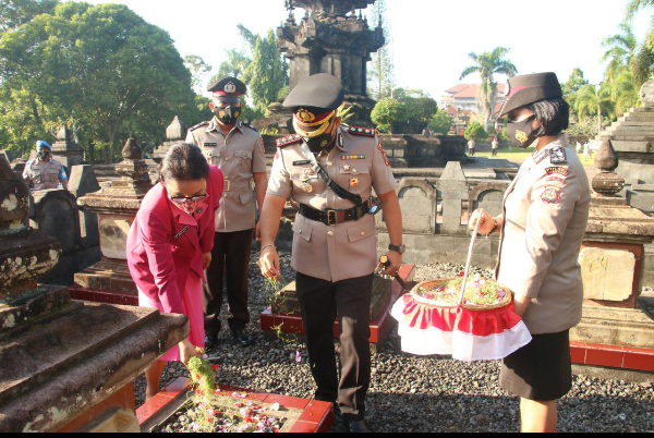 Peringatan Hari Bhayangkara Ke-75, Polres Gianyar Tabur Bunga