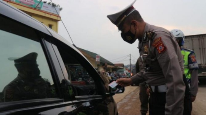 Sat Lantas Polresta Bandung Gelar Penyekatan di Exit Tol Soroja dan Cileunyi