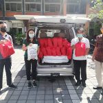 Warga yang sedang Isolasi mandiri agar tidak keluar rumah : Pemkot Denpasar, melalui Lurah Sesetan, Serahkan 26 paket  Sembako