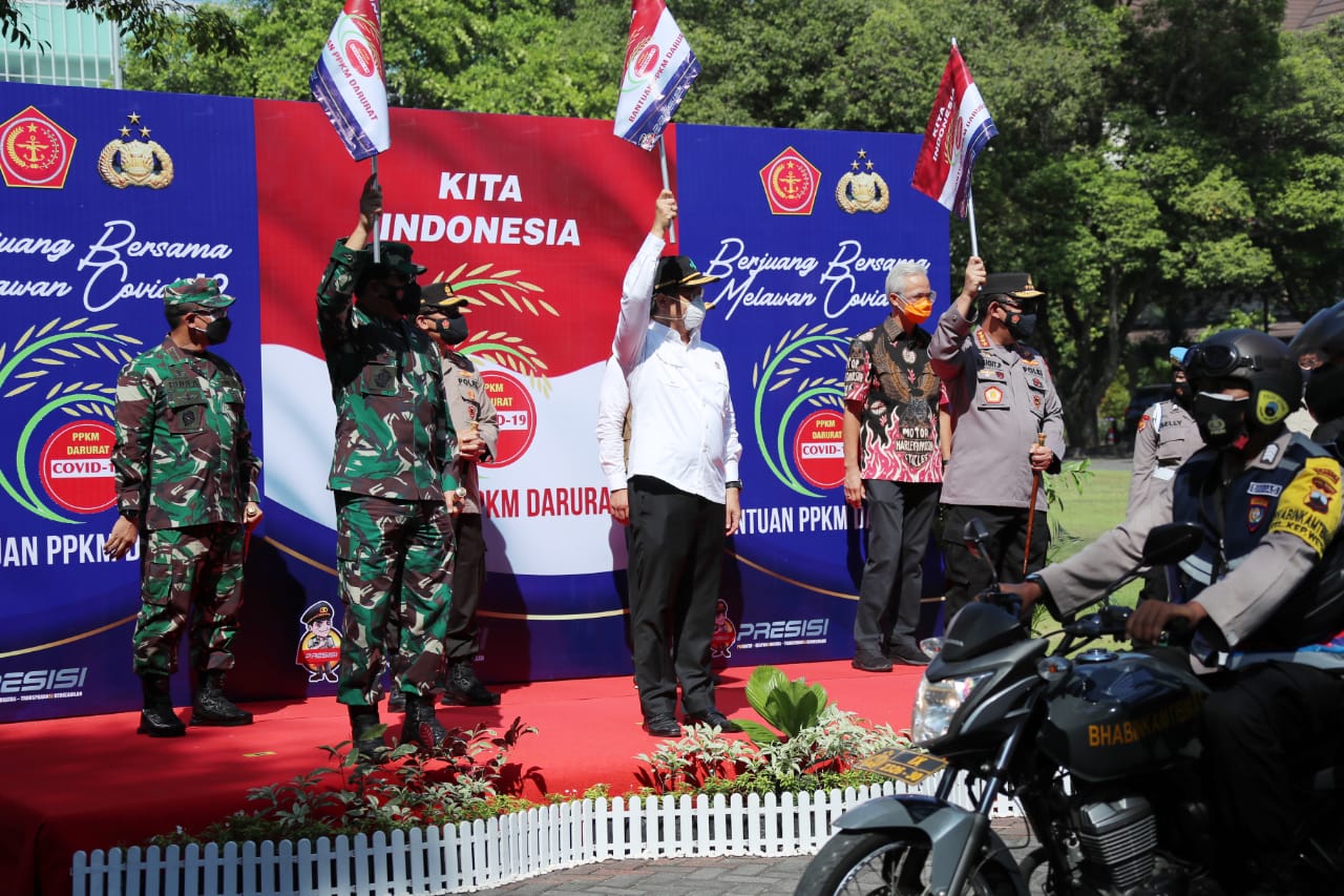 TNI-Polri Distribusikan 30.000 Paket Sembako bagi Warga Solo, dan Kapolri menghimbau,  untuk menekan laju pertumbuhan Covid-19 dengan membatasi mobilitas masyarakat