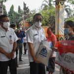 Wali Kota Jaya Negara Dan Wawali Arya Wibawa Serentak Serahkan Paket Bantuan Konsumsi Kepada Warga Yang Isoman