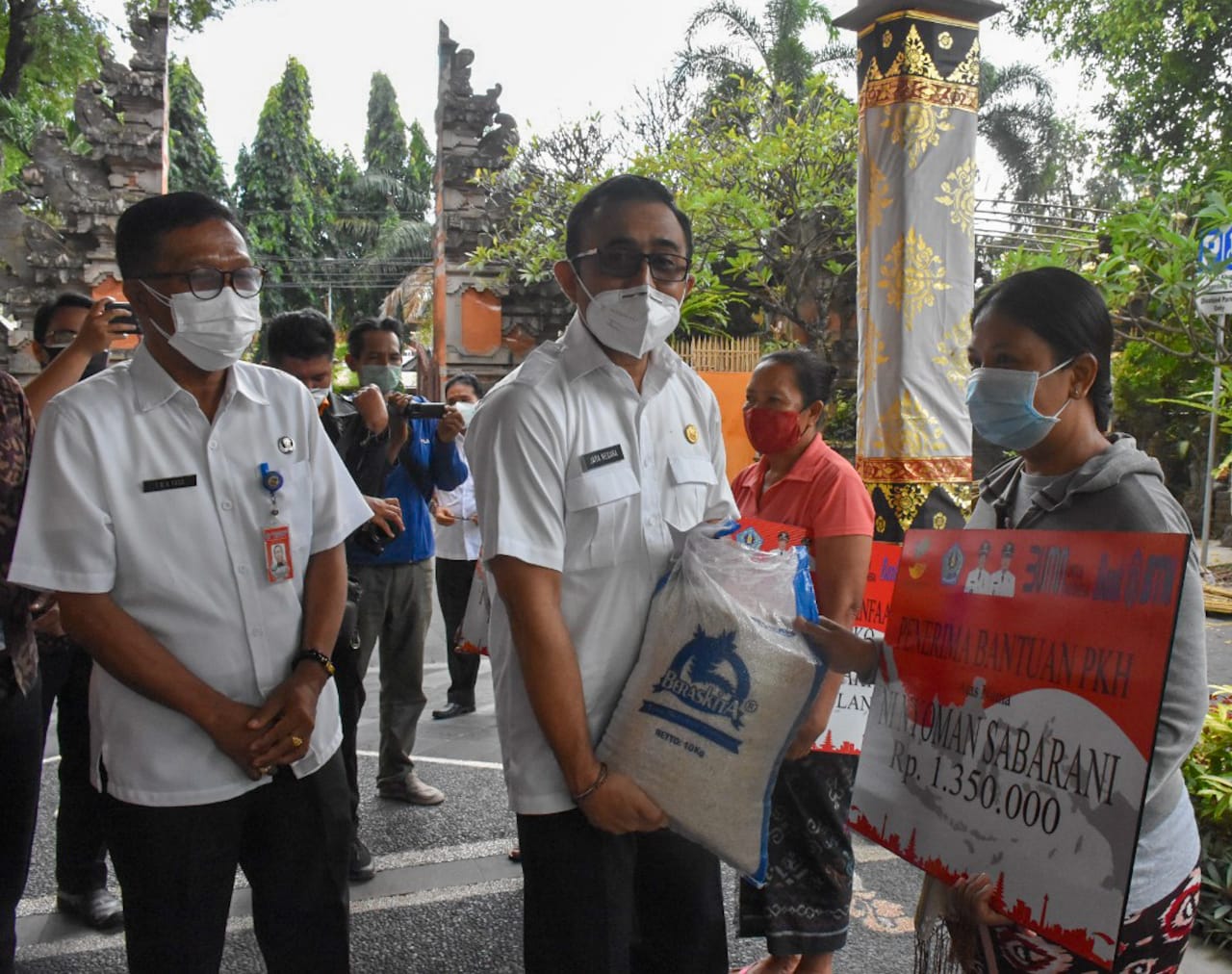 Wali Kota Jaya Negara Dan Wawali Arya Wibawa Serentak Serahkan Paket Bantuan Konsumsi Kepada Warga Yang Isoman