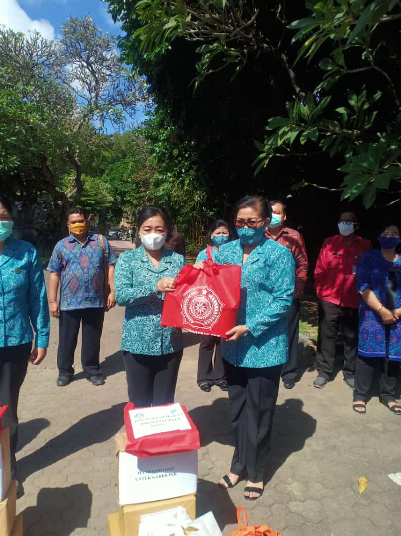 PKK Kota Denpasar Terima Bantuan 1 Ton Beras dari TP PKK Provinsi Bali.Ny Antari Jaya Negara Salurkan Langsung di Empat Kecamatan.