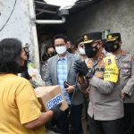 Kakorlantas Bagikan Sembako untuk Pemulung di Pulaugadung Terdampak  PPKM