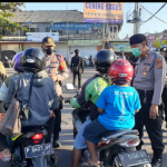 Tekan Mobilitas Masyarakat Saat PPKM Darurat Covid-19, Petugas Gabungan Laksanakan Penyekatan.