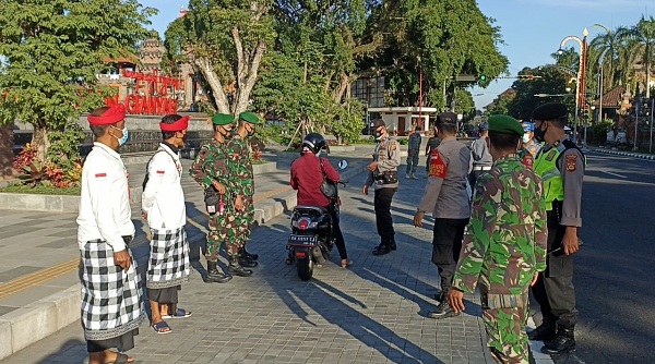 Operasi Penyekatan PPKM Darurat Covid-19 Berlanjut,33 Kendaraan Roda Dua Di Depan Alun Alun Gianyar Putar Balik