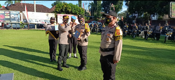Wujud Perhatian Kapolres Gianyar, Bantu Masker dan Vitamin Kepada Anggota Bhabinkamtibmas