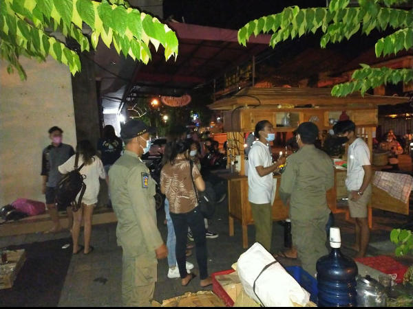 Pemberlakuan PPKM Darurat.Tidak Hanya Siang Hari, Satgas Gabungan Kota Denpasar Juga Lakukan Penertiban Pada Malam Hari.