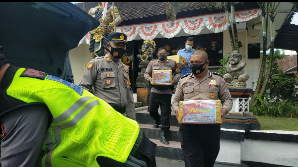 Polres Gianyar Peduli Warga Terdampak Covid-19. Bagikan Paket Sembako Di Masa PPKM Darurat.