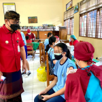 Percepat Vaksinasi Pada Remaja Wawali Arya Wibawa Tinjau Vaksinasi Di SMPN 7 Denpasar